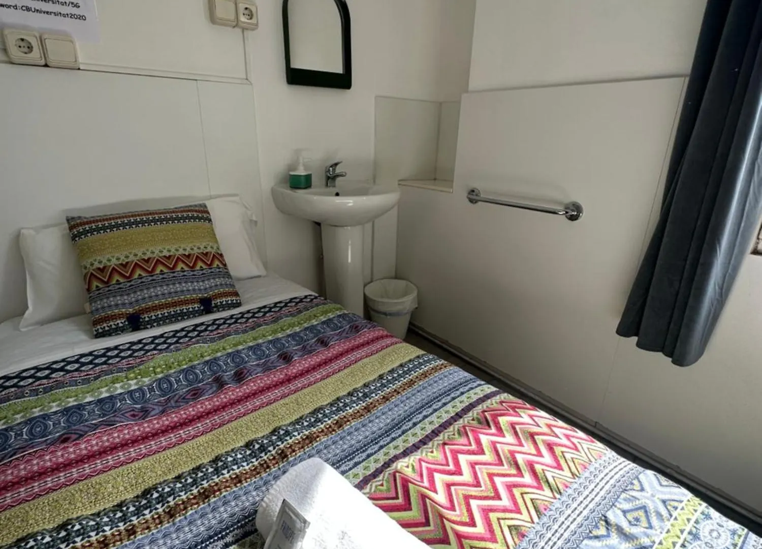 Central And Basic Universitat For Young Hostel Barcelone 0*,  Espagne