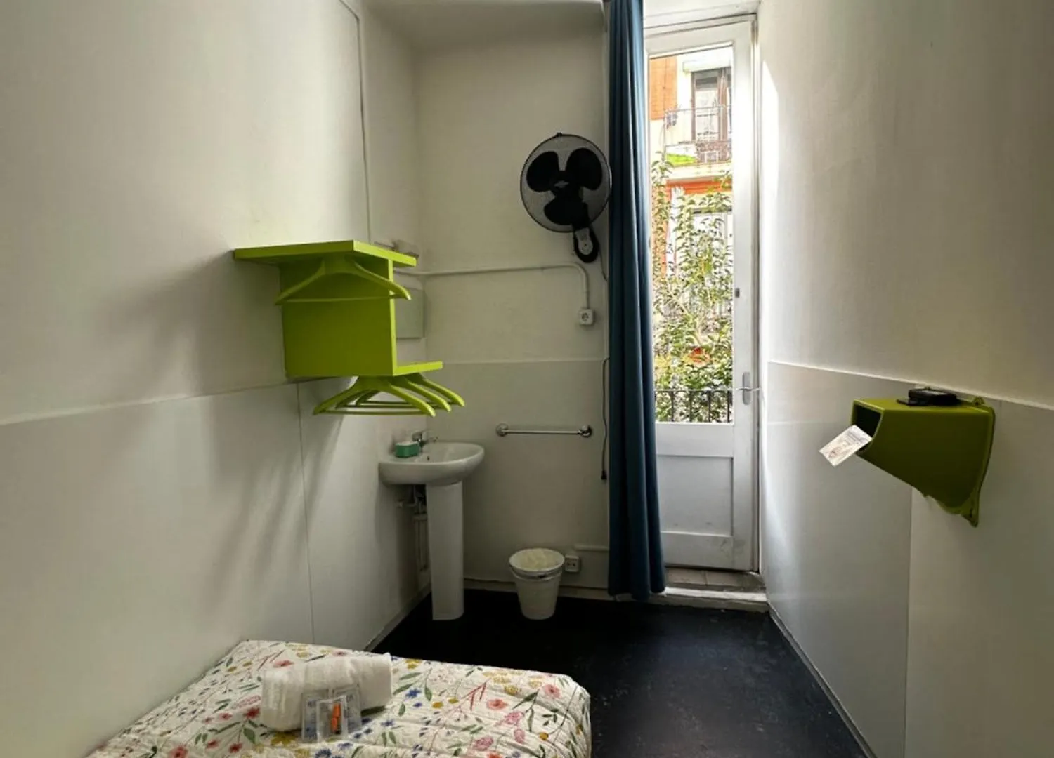 Central And Basic Universitat For Young Hostel Barcelone Maison d'hôtes