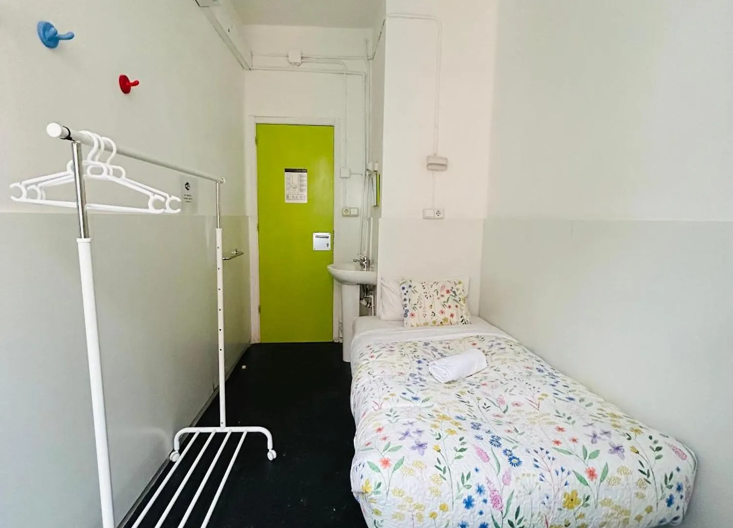 Central And Basic Universitat For Young Hostel バルセロナ
