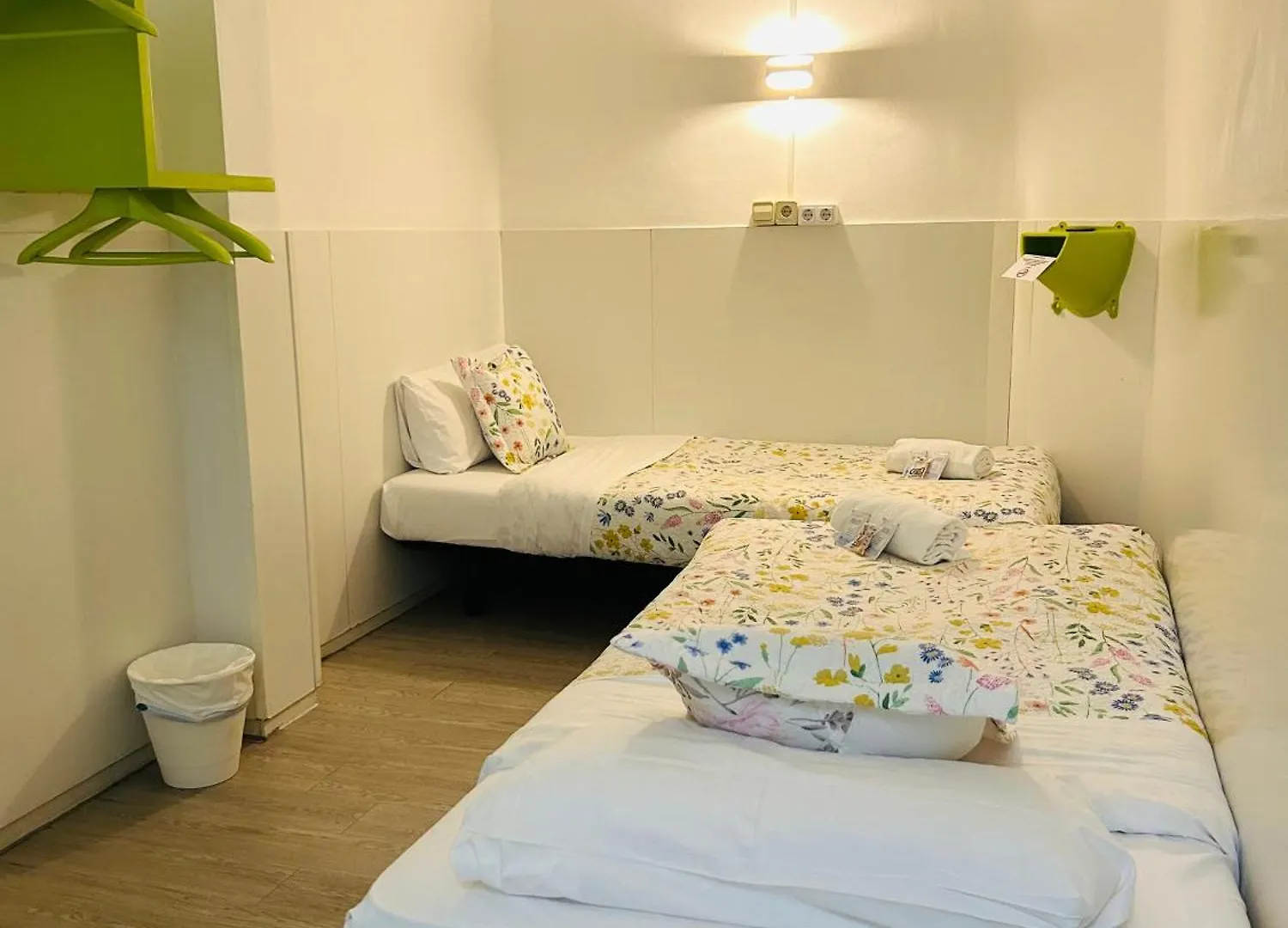 Central And Basic Universitat For Young Hostel Barcelone 0*,  Espagne