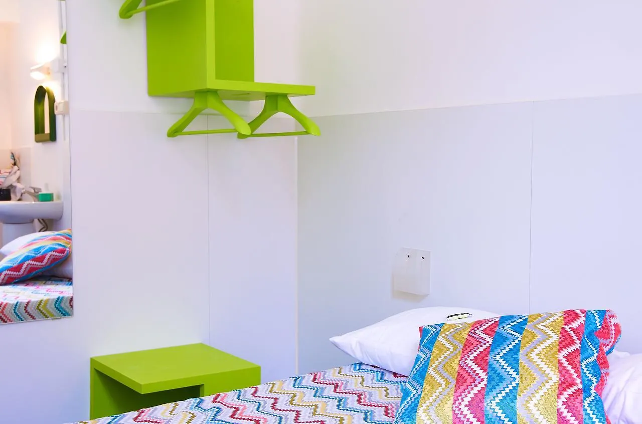 ゲストハウス Central And Basic Universitat For Young Hostel バルセロナ スペイン