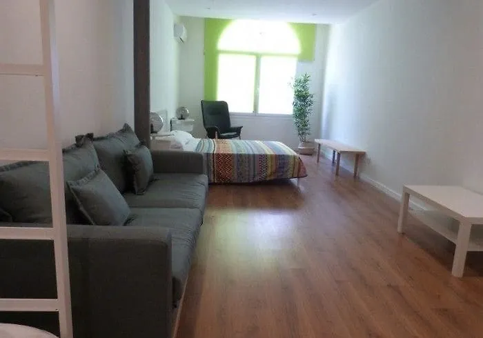 Central And Basic Universitat For Young Hostel バルセロナ